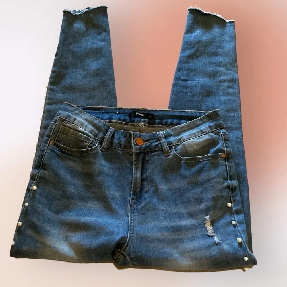 Dulce Be Lightly Distressed Denim Ankle Jeans Embellished with Pearls Size Jr 7